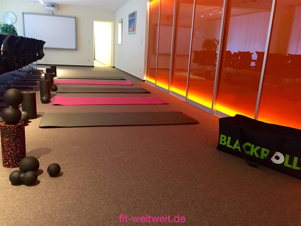 Blackroll Fazientraining im Büro. ... wie man den Massage Ball und die BLACKROLL Faszien Minirolle oder die Medi Rolle  denn anwenden kann, damit die Schmerzen im Büro geringer werden können. Ich habe dir ein YouTube Video von einem Liebscher & Bracht Ganzkörper-Faszientraining gedreht. Special: 15% Rabatt mit dem Gutscheincode "fitwelt...