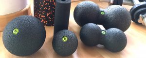 Faszienrolle: Blackroll Duoball & Miniroll Anleitung. ... wie man den Massage Ball und die BLACKROLL Faszien Minirolle oder die Medi Rolle  denn anwenden kann, damit die Schmerzen im Büro geringer werden können. Ich habe dir ein YouTube Video von einem Liebscher & Bracht Ganzkörper-Faszientraining gedreht. Special: 15% Rabatt mit dem Gutscheincode "fitwelt...