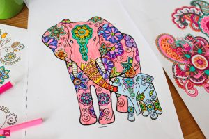 MANDALA ELEFANTEN Mandala malen für Erwachsene #MANDALA #MALEN #KINDER #ENTSAPANNUNG Mandala malen für Erwachsene als Entspannung (Anleitung, Video und DIY) Das Beste, was es für die Seele gibt, um ruhig zu werden, zu entspannen. Stress abbauen und dabei den Kopf freizumachen. Mandala malen ist gut für Erwachsene, für Kinder, aber besonders auch für Senioren. Die Anleitung und auch Mandala DIY Videos zum selber Mandala erstellen findest du in diesem ausführlichen Blogpost. 