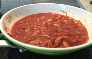 Dazu die schnelle, vegane Tomatensauce mit Zwiebeln und Knoblauch.