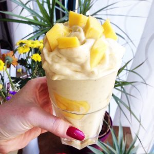 Mangoneis #vegan #Eis #selbermachen #Rezepte #zuckerfrei #Rezepte #lowcarb Eis selber machen ohne Eismaschine. Eis selber machen ohne Zucker oder Eis selber machen mit wenigen #Zutaten in 3 Minuten? Schokoladeneis, Bananeneis, Himbeereis. Einfache Rezepte #Grundrezepte, um Eis selber zu machen. Leckeres und gesundes #Eis minutenschnell und für jede #Diät geeignet. So kannst du gesund #naschen. #Eismaschine #DIY #sorbet #Sommerfest #Sommer #Grillparty #Grillabend #Dessert #Nachtisch #Thermomix