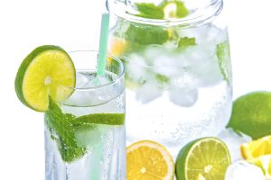 Trinken Detox Wasser mit Zitrone und Minze