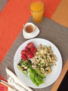 Heute gibt es für euch ein leckeres Rührei #Rezept mit Pilzen perfekt für ein Low Carb Frühstück. (Für 2 Personen). Zubereitungszeit 5-10 Minuten: #Rührei #Anleitung (Jungzwiebel und Kräuterseitlinge (auch andere Pilze möglich) anrösten, dann ... (Nicht zu lange warten bis man den Käse reingibt) #Lowcarb #abnehmen #keto #Frühstück #Breakfast #Pilze #Zubereitung #Rezepte #Stoffwechselkur #Stabilisationsphase