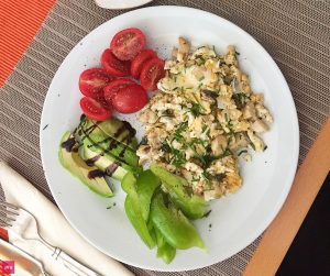 Heute gibt es für euch ein leckeres Rührei #Rezept mit Pilzen perfekt für ein Low Carb Frühstück. (Für 2 Personen). Zubereitungszeit 5-10 Minuten: #Rührei #Anleitung (Jungzwiebel und Kräuterseitlinge (auch andere Pilze möglich) anrösten, dann ... (Nicht zu lange warten bis man den Käse reingibt) #Lowcarb #abnehmen #keto #Frühstück #Breakfast #Pilze #Zubereitung #Rezepte #Stoffwechselkur #Stabilisationsphase
