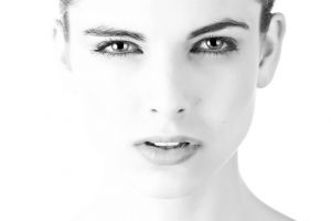 #ANTIAGING #HYALURONSÄURE #AKNE #ALTERN #GESICHT #FALTEN Auslöser für Falten in der Haut. So kannst du den Alterungsprozess und Faltenbildung verringern und das Altern aufhalten