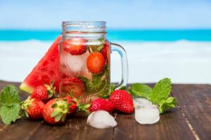 #Sommer #Rezept #Abnehmen #Zuckerfrei #alkoholfrei #Gesundheit #Grillparty Leckere Sommer Bowle mit frischen #Erdbeeren und #Waldmeister ganz einfach selber machen: Erdbeerbowle mit Waldmeister. Alkoholfreie Bowle für #Kinder geeignet. Gesundes Bowle Rezept für deine Grillparty. #Bowle Erfrischung im Sommer. Erdbeeren Rezept und schnelles Erdbeeren Rezept. Weitere Erdbeeren Rezepte für #Erdbeereis, Pudding und #Smoothies gibt es auf dem Blog. vegane Rezepte #vegan #Erfrsichung