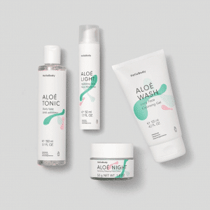 #HelloBody Code Mai Aktion 2019 Aloé Vera Daily Glow Routine Set (Werbung). Perfekt für unreine #Haut, #Hautunreinheiten, #Pickel oder als #Akne Face-Routine. Mein absolutes Lieblingsset von Hello Body (das "Daily Glow Routine" Set) bekommst du mit 50% Rabatt, also 2 Sets zum Preis von einem. 1 Daily Glow Routine Set in den Warenkorb legen, bei Gutscheincode dann den Rabattcode "CATHIGLOW" eingeben: Das zweite Set mit dem Aloé Wash, Tonic, Light und Night wird gratis hinzugefügt. #aloevera #Gesicht