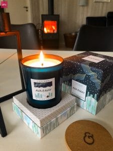 #Duftkerze #Lappland Ava May #Kerze Wooden #Cabin – Die Winter Land Duftkerze riecht herb, spritzig und belebend nach frischen Duftnoten wie Kiefer, Zeder und Zitrone. Einfach total angenehm, frisch und entspannend. // Eigenschaften: 100% Soja-Wachs, 40 Stunden Brenndauer, Echtholzdeckel - auch perfekt als Untersetzer geeignet #Duftkerzen #Wohnzimmer #cozy #badezimmer #wohnung #wohnen #design #deko #dekoration #reisen Ava & May Shop mit dem Code "fitweltweit" 30% Rabatt (Werbung)