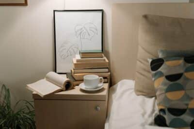 Typisch Hygge sind Bücherstabel, minimalistische Bilder und Zeichnungen und eine heiße Tasse Tee.