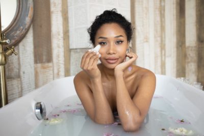 GUA SHA STEIN MASSAGE im gesicht Anwendung