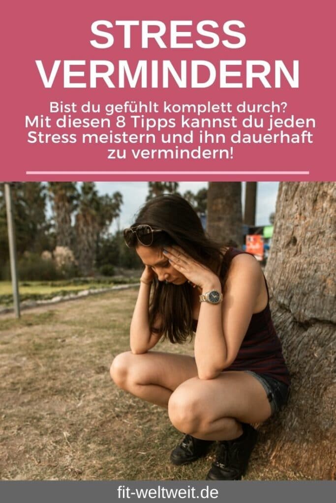 Stress vermindern Frau erschöpft draußen Burnout Symptome Stress reduzieren Tipps mentale Erschöpfung vermeiden Alltag