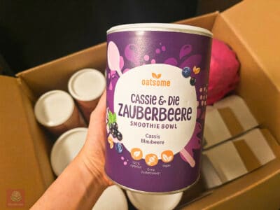 Oatsome Erfahrungen CASSIE & DIE ZAUBERBEERE Smoothie Bowl Geschmack Zubereitung