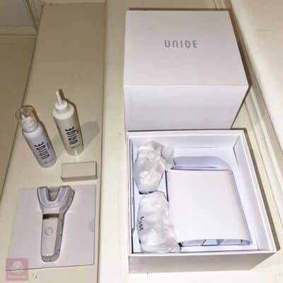 UNIQE ONE Startetest bestehend aus der mit der Uniqe Flow Zahnbürste, Ladestation, Flow Zahnschaum und Zahngel. UNIQE Bewertung Zahnreinigung Zähneputzen.