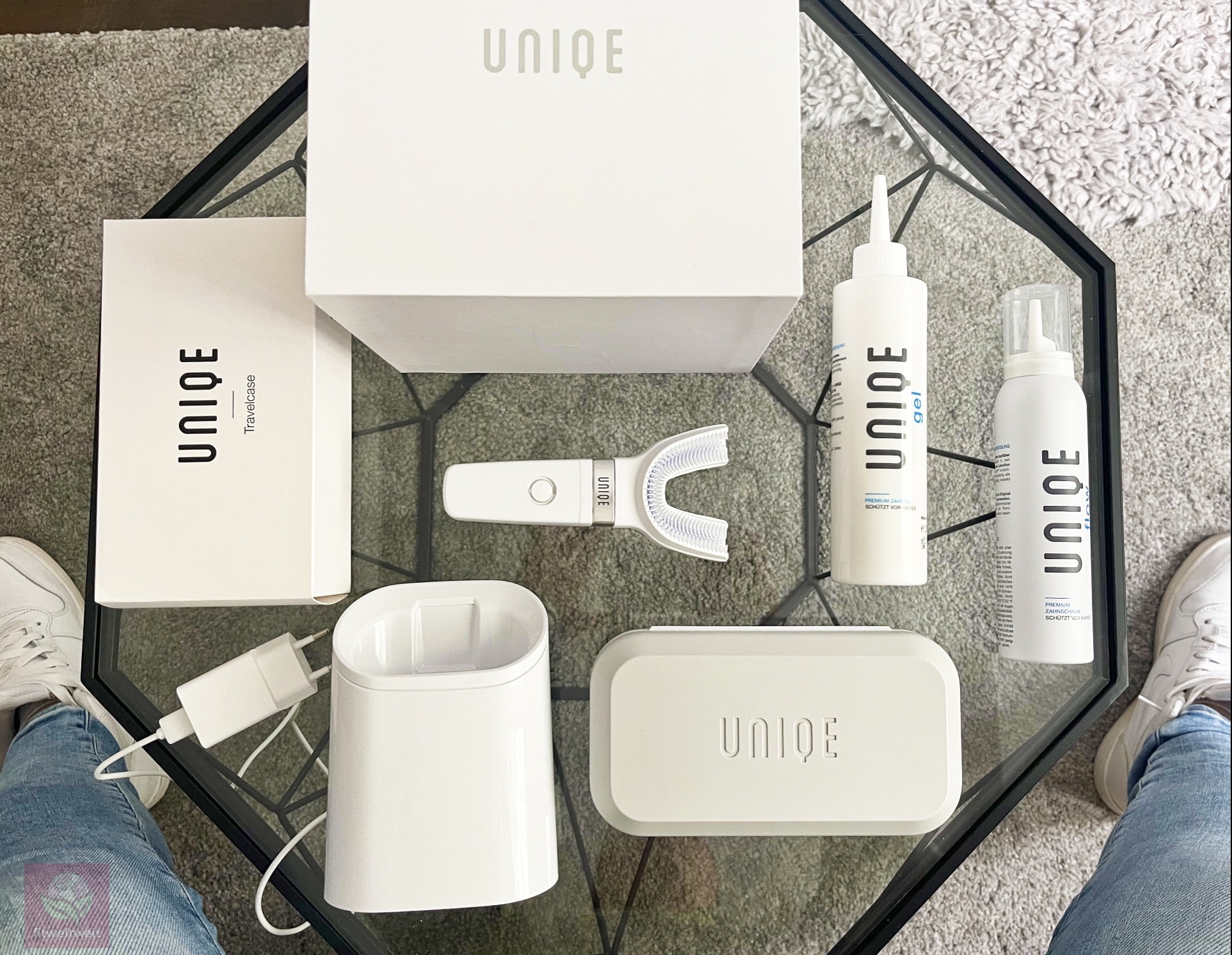 UNIQE Flow Erfahrungen elektrische Zahnbürste Verpackung Travelcase Flow Gel. UNIQE ONE Startetest bestehend aus der mit der Uniqe Flow Zahnbürste, Ladestation, Flow Zahnschaum und Zahngel und das passende Travelcase (inkl. Ladefunktion)