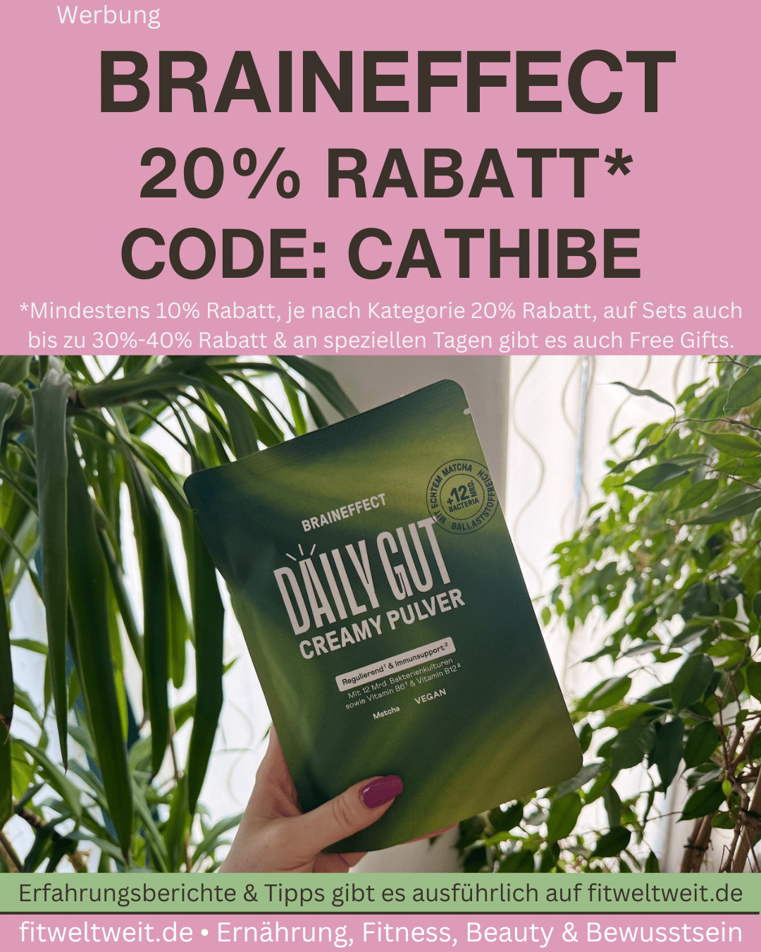 Pinterest-Grafik zeigt einen sommerlichen Matcha-Latte aus dem Daily Gut Creamy Matcha Pulver von Braineffect mit cremiger Kokosmilch, Mango und Eiswürfeln im Glas. Der Drink ist vegan, probiotisch und enthält wertvolle Inhaltsstoffe wie Zink, Selen, Ashwagandha und Bio-Matcha aus Japan. Ideal als gesunde Kaffee-Alternative für mehr Darmgesundheit, Fokus und Energie. Inklusive Rabattcode für das Produkt auf fitweltweit.de.