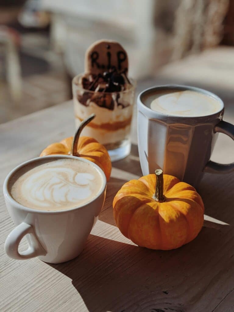 Cremiger Pumpkin Spice Latte Macchiato mit Kürbis, Zimt und cremigem Milchschaum – perfektes Herbstgetränk für cozy moments, longevity und slow aging Lifestyle.