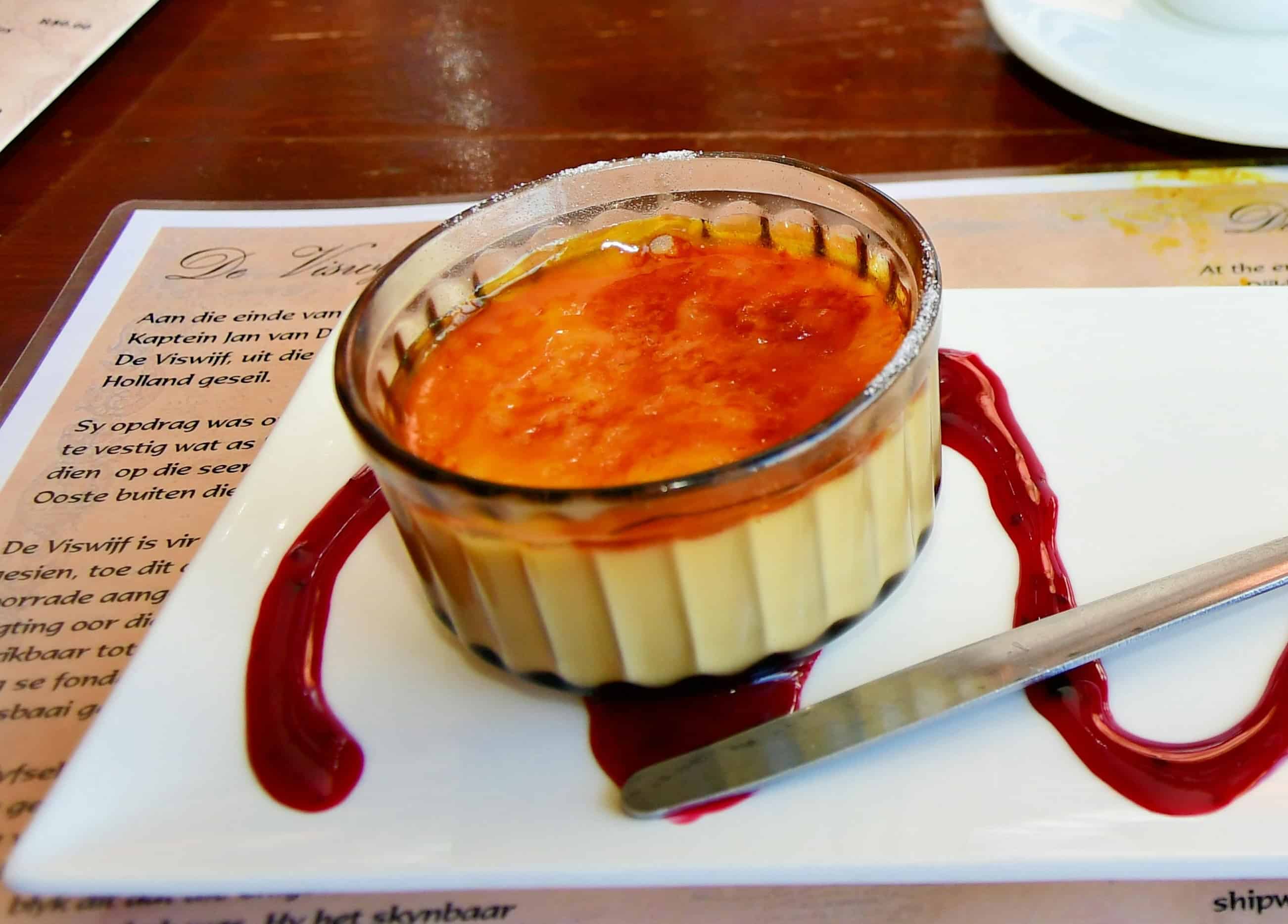 Klassische Crème Brûlée mit karamellisierter Zuckerkruste und Vanillecreme – Inspiration für den Duft der AVA & MAY CRÈME BRÛLÉE Duftkerze.