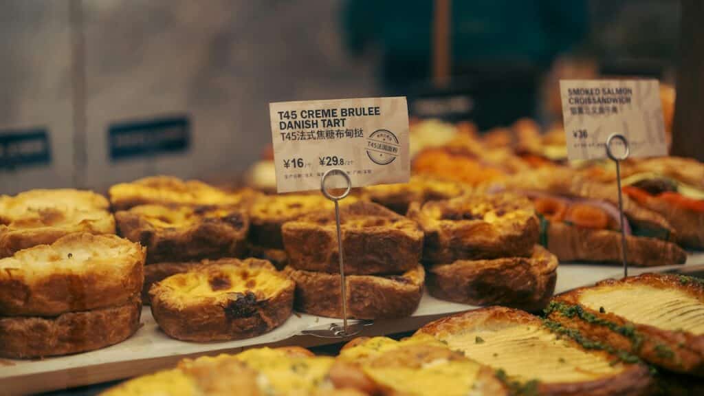 Crème Brûlée Gebäck in dänischer Tart-Form – süßer Duft nach Vanille und karamellisiertem Zucker, wie bei der AVA & MAY CRÈME BRÛLÉE Duftkerze.