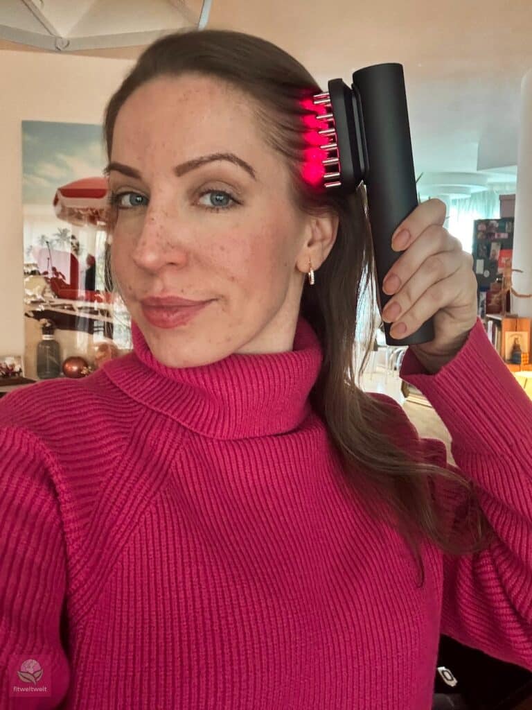 Anwendung des Rosental Organics BeautyDock+™ Scalp-Aufsatzes mit rotem LED-Licht zur Stimulierung der Kopfhaut und Förderung des Haarwachstums