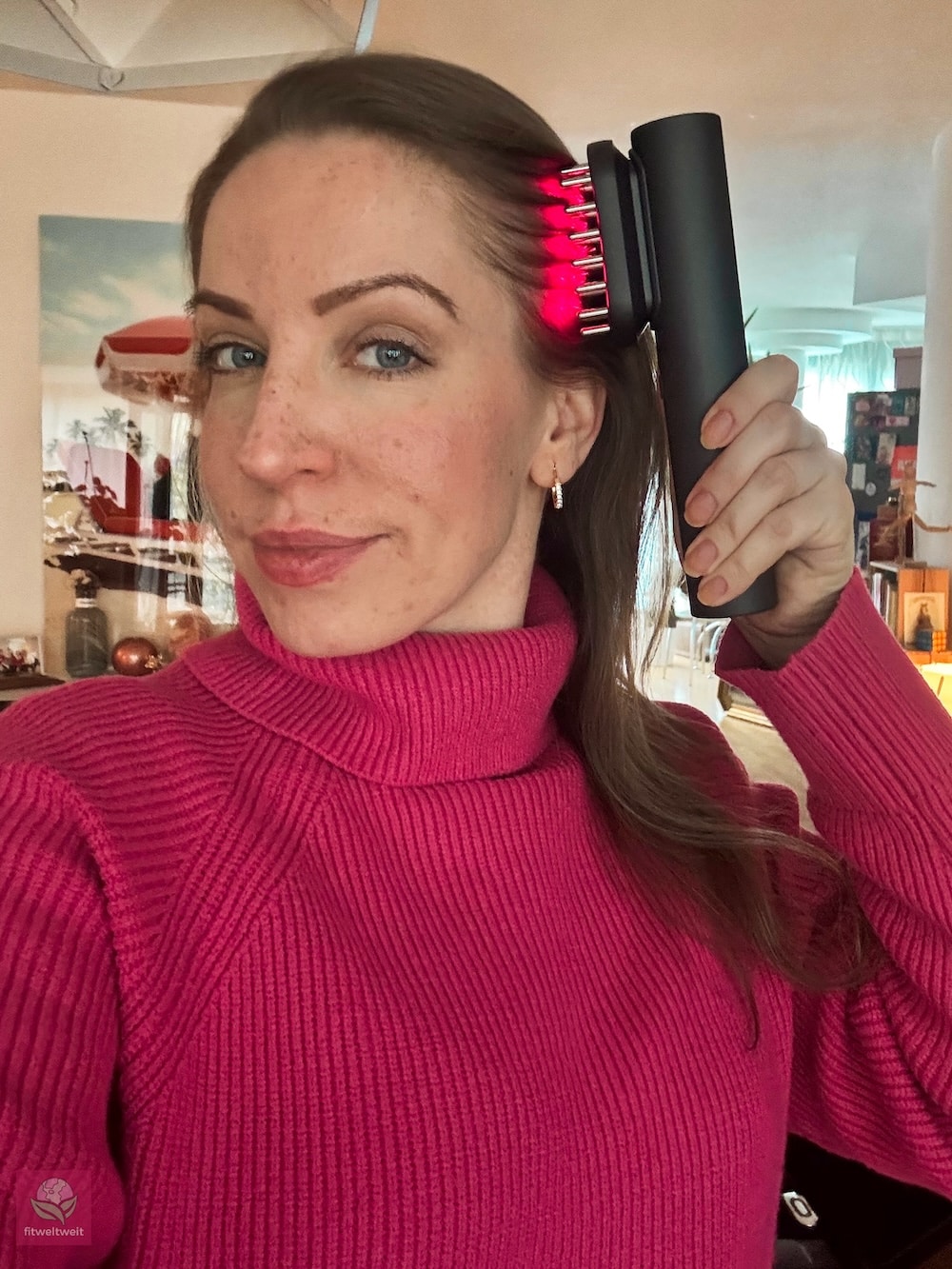 Anwendung des Rosental Organics BeautyDock+™ Scalp-Aufsatzes mit rotem LED-Licht zur Stimulierung der Kopfhaut und Förderung des Haarwachstums